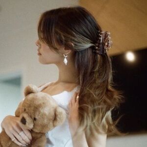 Madison Beer Hair Claw Clip